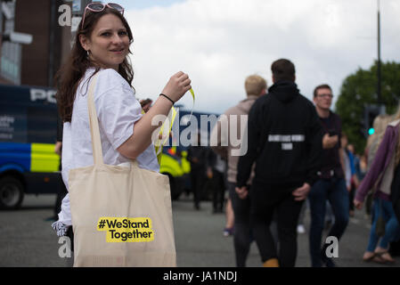 Manchester, UK. 04 Juin, 2017. Les mains d'une personne des autocollants à l'Old Trafford Cricket Ground à Trafford, Royaume-Uni, dimanche, Juin 04, 2017. L'amour d'un concert-bénéfice a été organisé en hommage aux victimes de la Manchester Arena attaque à laquelle Ariana Grande effectuée à la Manchester Arena le 22/05/2017. Credit : Jonathan Nicholson/Alamy Live News Banque D'Images