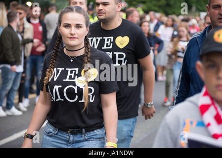 Manchester, UK. 04 Juin, 2017. Les gens arrivent pour l'unique Amour Manchester concert-bénéfice à l'Old Trafford Cricket Ground à Trafford, Royaume-Uni, dimanche, Juin 04, 2017. L'amour d'un concert-bénéfice a été organisé en hommage aux victimes de la Manchester Arena attaque à laquelle Ariana Grande effectuée à la Manchester Arena le 22/05/2017. Credit : Jonathan Nicholson/Alamy Live News Banque D'Images