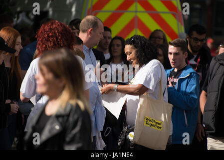 Manchester, UK. 04 Juin, 2017. Les mains d'une personne des autocollants à l'Old Trafford Cricket Ground à Trafford, Royaume-Uni, dimanche, Juin 04, 2017. L'amour d'un concert-bénéfice a été organisé en hommage aux victimes de la Manchester Arena attaque à laquelle Ariana Grande effectuée à la Manchester Arena le 22/05/2017. Credit : Jonathan Nicholson/Alamy Live News Banque D'Images