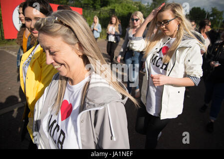 Manchester, UK. 04 Juin, 2017. Les gens arrivent pour l'unique Amour Manchester concert-bénéfice à l'Old Trafford Cricket Ground à Trafford, Royaume-Uni, dimanche, Juin 04, 2017. L'amour d'un concert-bénéfice a été organisé en hommage aux victimes de la Manchester Arena attaque à laquelle Ariana Grande effectuée à la Manchester Arena le 22/05/2017. Credit : Jonathan Nicholson/Alamy Live News Banque D'Images