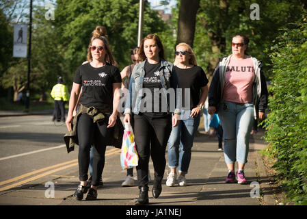 Manchester, UK. 04 Juin, 2017. Les gens arrivent pour l'unique Amour Manchester concert-bénéfice à l'Old Trafford Cricket Ground à Trafford, Royaume-Uni, dimanche, Juin 04, 2017. L'amour d'un concert-bénéfice a été organisé en hommage aux victimes de la Manchester Arena attaque à laquelle Ariana Grande effectuée à la Manchester Arena le 22/05/2017. Credit : Jonathan Nicholson/Alamy Live News Banque D'Images