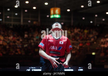 Düsseldorf, Allemagne. 4 juin, 2017. Tomokazu Harimoto (Japon) jouant Xu (Chine) dans le quart de finale du tournoi de tennis de table au Championnat du monde à Duesseldorf, Allemagne, 4 juin 2017. Photo : Jonas Güttler/dpa/Alamy Live News Banque D'Images