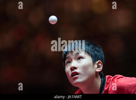 Düsseldorf, Allemagne. 4 juin, 2017. Tomokazu Harimoto (Japon) jouant Xu (Chine) dans le quart de finale du tournoi de tennis de table au Championnat du monde à Duesseldorf, Allemagne, 4 juin 2017. Photo : Jonas Güttler/dpa/Alamy Live News Banque D'Images