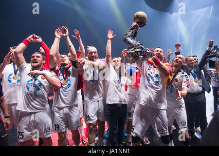 Cologne, Allemagne. 4 juin, 2017. Soilov Stojanche de Skopje détient le trophée après la finale de la Ligue des Champions quatre match de hand entre Paris Saint Germain et le Vardar Skopje à la Lanxess-Arena à Cologne, Allemagne, 4 juin 2017. Photo : Marius Becker/dpa/Alamy Live News Banque D'Images