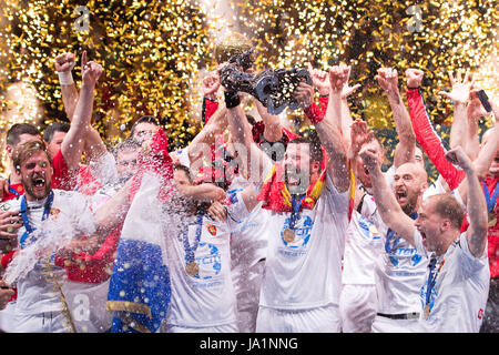 Cologne, Allemagne. 4 juin, 2017. dpatop Soilov Stojanche de Skopje - détient le trophée après la finale de la Ligue des Champions quatre match de hand entre Paris Saint Germain et le Vardar Skopje à la Lanxess-Arena à Cologne, Allemagne, 4 juin 2017. Photo : Marius Becker/dpa/Alamy Live News Banque D'Images