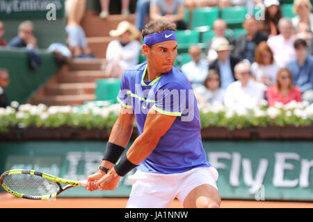 Paris, France. 04 Juin, 2017. Joueur de tennis espagnol Rafael Nadal est en action au cours de sa correspondance dans le 3ème tour de l'ATP Open de France à Roland Garros vs joueur espagnol Roberto Bautista Agut le Juin 4, 2017 in Paris, France. - Crédit : Yan Lerval/Alamy Live News Banque D'Images