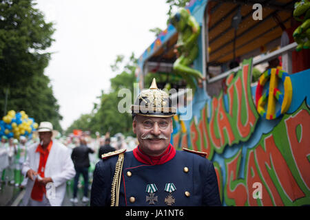 Berlin, Allemagne. 04 Juin, 2017. Simon Becker/Le Pictorium - Karneval der Kulturen, Berlin 2017 - 04/06/2017 - Allemagne/Berlin/Berlin - Berlin's Carnaval des Cultures présentant et célébrer la diversité culturelle de la ville - en dépit du mauvais temps. Crédit : LE PICTORIUM/Alamy Live News Banque D'Images