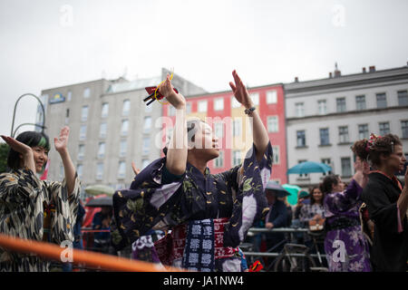 Berlin, Allemagne. 04 Juin, 2017. Simon Becker/Le Pictorium - Karneval der Kulturen, Berlin 2017 - 04/06/2017 - Allemagne/Berlin/Berlin - Berlin's Carnaval des Cultures présentant et célébrer la diversité culturelle de la ville - en dépit du mauvais temps. Crédit : LE PICTORIUM/Alamy Live News Banque D'Images