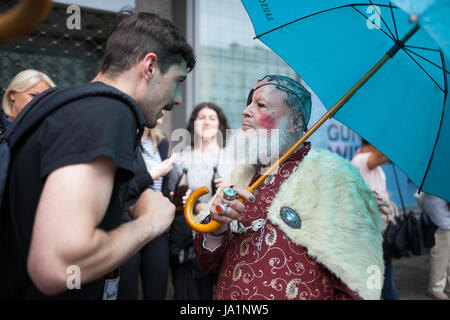 Berlin, Allemagne. 04 Juin, 2017. Simon Becker/Le Pictorium - Karneval der Kulturen, Berlin 2017 - 04/06/2017 - Allemagne/Berlin/Berlin - Berlin's Carnaval des Cultures présentant et célébrer la diversité culturelle de la ville - en dépit du mauvais temps. Crédit : LE PICTORIUM/Alamy Live News Banque D'Images