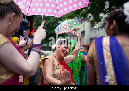 Berlin, Allemagne. 04 Juin, 2017. Simon Becker/Le Pictorium - Karneval der Kulturen, Berlin 2017 - 04/06/2017 - Allemagne/Berlin/Berlin - Berlin's Carnaval des Cultures présentant et célébrer la diversité culturelle de la ville - en dépit du mauvais temps. Crédit : LE PICTORIUM/Alamy Live News Banque D'Images