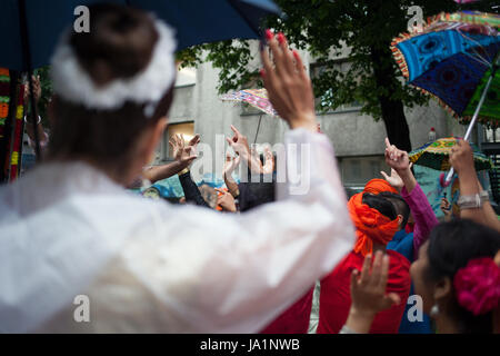 Berlin, Allemagne. 04 Juin, 2017. Simon Becker/Le Pictorium - Karneval der Kulturen, Berlin 2017 - 04/06/2017 - Allemagne/Berlin/Berlin - Berlin's Carnaval des Cultures présentant et célébrer la diversité culturelle de la ville - en dépit du mauvais temps. Crédit : LE PICTORIUM/Alamy Live News Banque D'Images