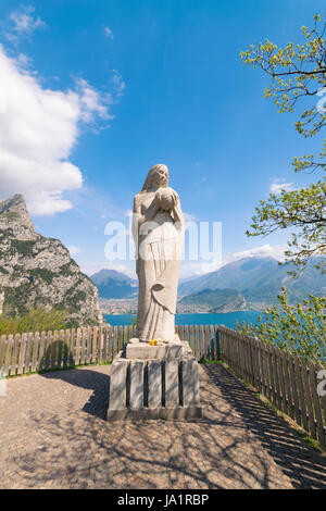 Pregasina, Italie - 15 Avril 2016 : Statue de Notre Dame de Pregasina tenant dans ses mains le monde entier. Le lac de Garde, Italie. Banque D'Images