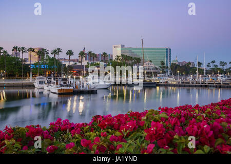 Long Beach, 1 mai : Belle skyline et scène de nuit le 1 mai 2017 au Rainbow Harbor, Long Beach, Californie, États-Unis. Banque D'Images