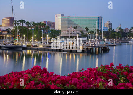 Long Beach, 1 mai : Belle skyline et scène de nuit le 1 mai 2017 au Rainbow Harbor, Long Beach, Californie, États-Unis. Banque D'Images