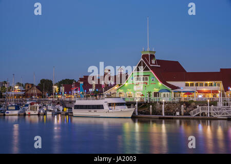 Long Beach, 1 mai : Belle skyline et scène de nuit le 1 mai 2017 au Rainbow Harbor, Long Beach, Californie, États-Unis. Banque D'Images