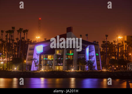 Long Beach, 1 mai : Belle skyline et scène de nuit le 1 mai 2017 au Rainbow Harbor, Long Beach, Californie, États-Unis. Banque D'Images