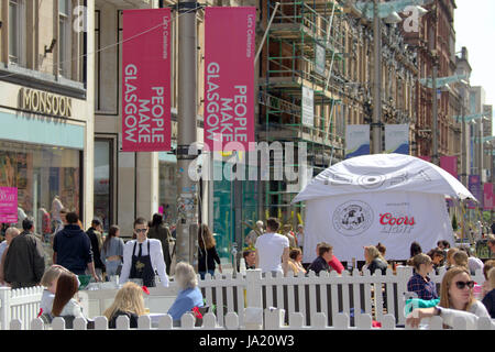 Bar restaurant en plein air de Glasgow ensoleillé sur Buchanan Street avec des tables et des serveurs Les gens font Glasgow Banque D'Images