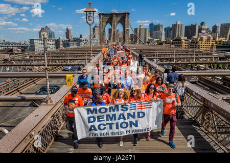 New York, États-Unis. 06Th Juin, 2017. Le 3 juin 2017 ; en l'honneur de la Journée de sensibilisation à la violence armée nationale, les mamans pour exiger des mesures de détection d'armes à feu en Amérique latine, une partie de Everytown pour la sécurité des armes à feu et l'usure de la coalition Orange, a accueilli la cinquième Conférence annuelle de pont de Brooklyn pour mars Sens des armes à feu. Des centaines de bénévoles et la violence armée survivants ont marché sur le pont, jusqu'à un rassemblement à Foley Square de New York dirigé par le chapitre de la demande d'action et de mamans. Crédit : Erik McGregor/Pacific Press/Alamy Live News Banque D'Images