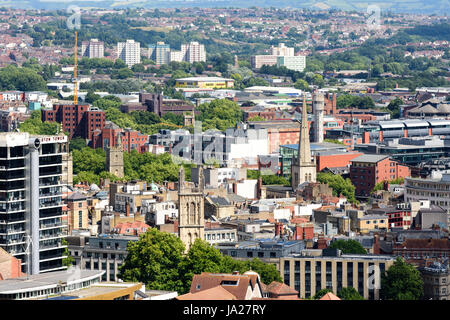 Bristol, Angleterre - le 17 juillet 2016 : le paysage urbain du centre et centre-ville de Bristol, y compris des immeubles de bureaux, des tours d'église et du conseil estate tower blo Banque D'Images