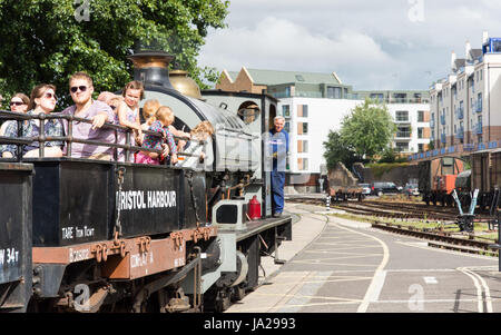 Bristol, Angleterre - le 17 juillet 2016 : Les gens monter sur un train à vapeur conduit par un moteur de manœuvre sur le chemin de fer le port de Bristol à l'assemblée annuelle de l'Harbour fe Banque D'Images