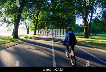 Londres, Angleterre - le 19 juillet 2016 : Cyclists riding 'Boris' ville louer des vélos le long du Broadwalk avenue à Hyde Park. Banque D'Images