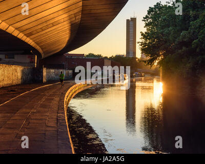 Londres, Angleterre - le 19 juillet 2016 : La Trellick Tower, bloc et route Westway flyover se reflètent dans les eaux du Grand Union Canal à Sun Banque D'Images