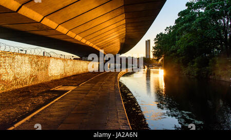 Londres, Angleterre - le 19 juillet 2016 : La Trellick Tower, bloc et route Westway flyover se reflètent dans les eaux du Grand Union Canal à Sun Banque D'Images