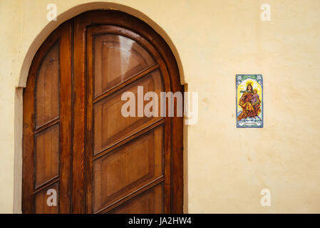 L'entrée de la maison décorée avec des plaques en porcelaine avec l'image de Notre Dame du Mont Carmel avec enfant Banque D'Images