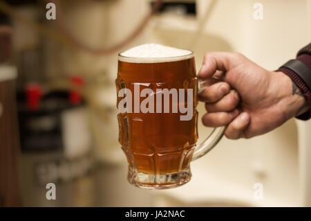 La Bière artisanale blonde délicieux rempli dans une pinte verre sur table en bois Banque D'Images