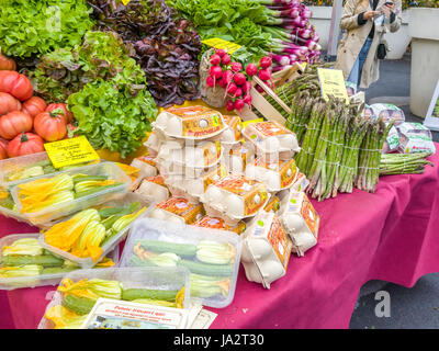 Venise, Italie - 07 mai, 2017 : Ferme de la rue du marché de l'agriculteur direct avec des légumes frais et sain. Banque D'Images