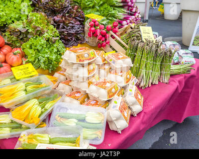 Venise, Italie - 07 mai, 2017 : Ferme de la rue du marché de l'agriculteur direct avec des légumes frais et sain. Banque D'Images