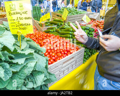 Venise, Italie - 07 mai, 2017 : Ferme de la rue du marché de l'agriculteur direct avec des légumes frais et sain. Banque D'Images