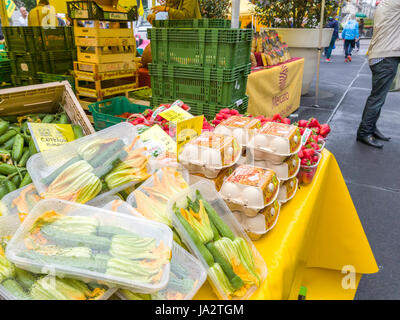 Venise, Italie - 07 mai, 2017 : Ferme de la rue du marché de l'agriculteur direct avec des légumes frais et sain. Banque D'Images