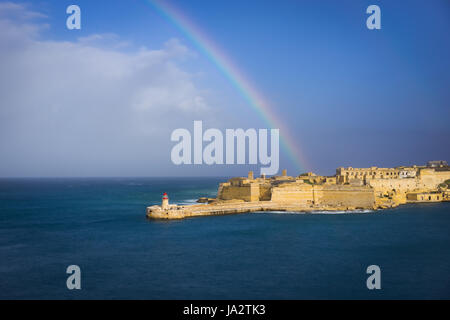 Fort Ricasoli et brise-lames avec le phare, Grand Harbour, Malte Banque D'Images