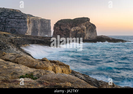 Les falaises de l'île de Gozo avec petit îlot Roche champignon au printemps tempête. Dwejra, archipel maltais Banque D'Images