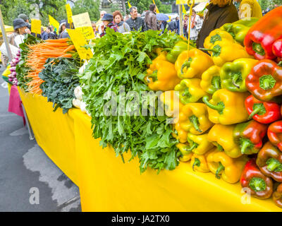 Venise, Italie - 07 mai, 2017 : Ferme de la rue du marché de l'agriculteur direct avec des légumes frais et sain. Banque D'Images