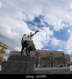 Les toits de Moscou et le monument au commandant Bagration, prince de l'extraction de la Géorgie et héros de guerre patriotique russe, dans un jardin public Banque D'Images