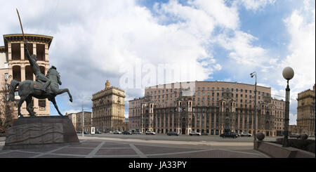 Les toits de Moscou et le monument au commandant Bagration, prince de l'extraction de la Géorgie et héros de guerre patriotique russe, dans un jardin public Banque D'Images