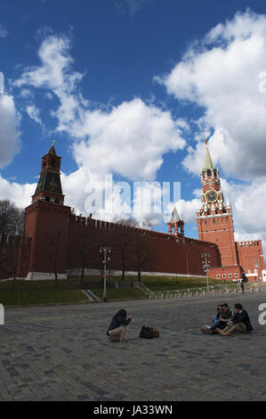 La place Rouge : le mur du Kremlin de Moscou avec la tour Spasskaya (sauveur), le petit Tsarskaya (Tour du Tsar) et l'alarme Nabatnaya (clocher) Banque D'Images