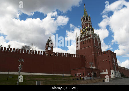 Moscou, la Place Rouge : le complexe fortifié de la muraille du Kremlin de Moscou avec la tour Spasskaya (sauveur) et le petit Tsarskaya (Tour du Tsar) Banque D'Images