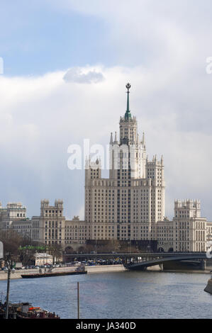 Moscou, Russie : vue sur le remblai Kotelnicheskaya Building, l'un des sept Sœurs groupe de gratte-ciel conçu dans le style stalinien en Banque D'Images