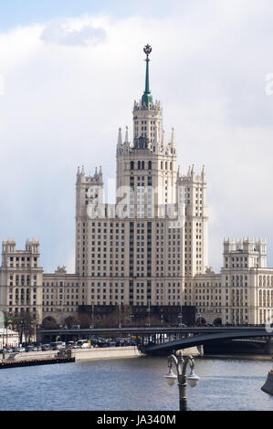 Moscou, Russie : vue sur le remblai Kotelnicheskaya Building, l'un des sept Sœurs groupe de gratte-ciel conçu dans le style stalinien en Banque D'Images