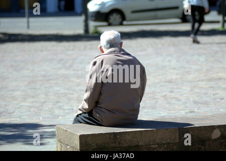 Assis sur un banc, vue de derrière le vieil homme à la jeune personne à Banque D'Images