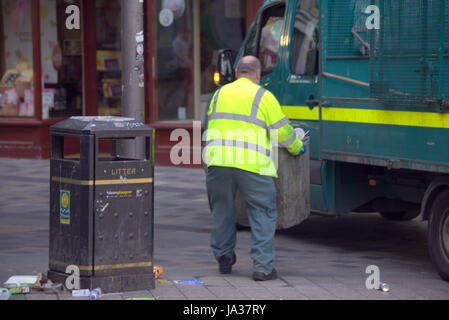 Ben les hommes des ordures ordures camion Banque D'Images