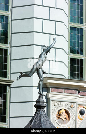 Statue du dieu grec Hermès dans la vieille ville de Gdansk. Banque D'Images