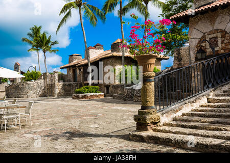 Petite rue dans un village médiéval d'Altos de Chavon, République Dominicaine Banque D'Images