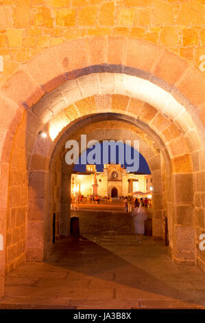 Santa Teresa Square porte de l'Alcazar, vision de nuit. Avila, Castila Leon, Espagne. Banque D'Images