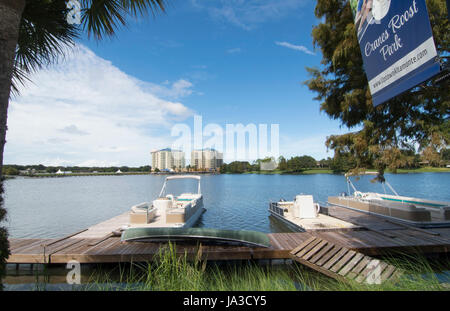 Altamonte Springs Florida lake et bateaux à rôti grues ville dans les magasins et centre commercial, Banque D'Images