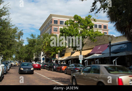 Winter Park Florida Park Avenue et des boutiques et restaurants de la circulation dans les cafés haut de gamme exclusive Banque D'Images