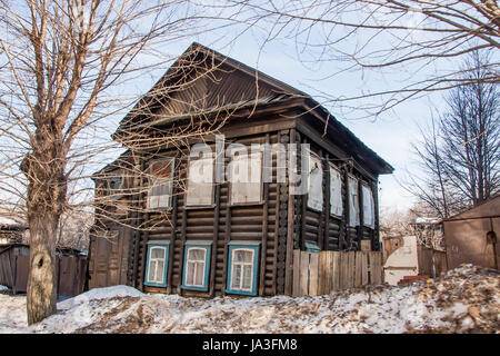 Ancien ruiné deux étages maison en bois avec des fenêtres à bord Banque D'Images